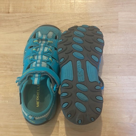 Merrel Girls Shoes/strap sandals. Size 11 - Picture 2 of 4